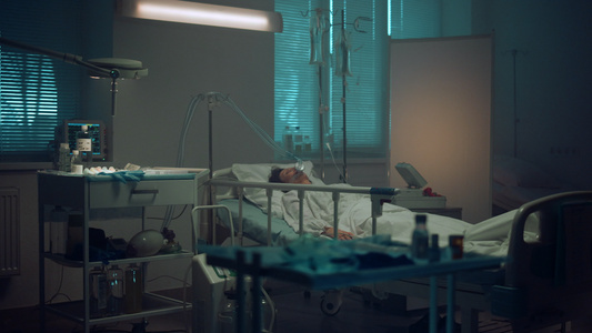 病人躺在医院病房里戴着氧气面罩视频