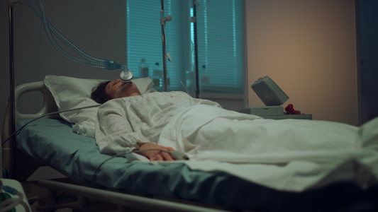 氧气面罩女人躺在医院手术室里视频