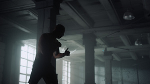 运动男子在阁楼大楼训练拳击16秒视频