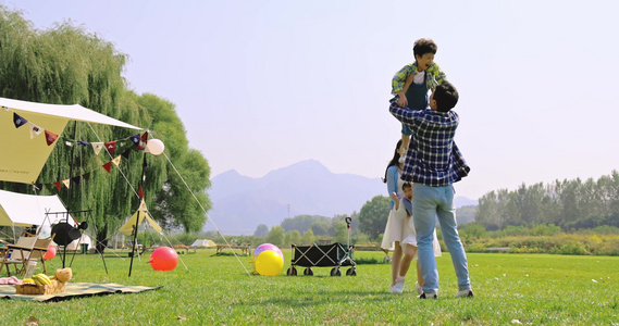 一家人在草地上开心地做游戏视频