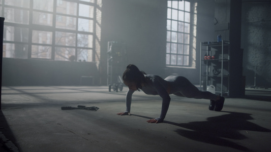 女人在健身房的地板上做俯卧撑训练腹部肌肉视频