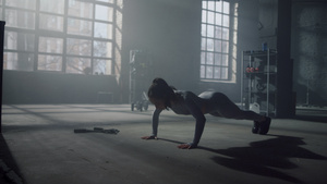 女人在健身房的地板上做俯卧撑训练腹部肌肉21秒视频