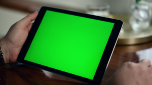男性白领手中的特写色度键平板电脑13秒视频