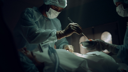 外科医生在无菌医院手术室进行手术视频