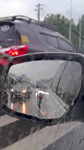 下雨天后视镜视角拍摄堵塞的交通机动车视频