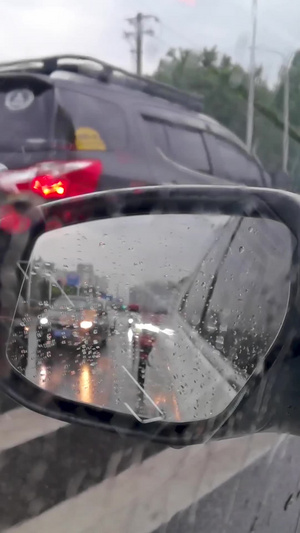 下雨天后视镜视角拍摄堵塞的交通机动车20秒视频