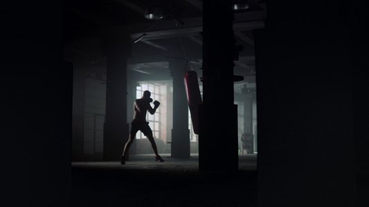 在健身房做拳击训练的肌肉男性视频