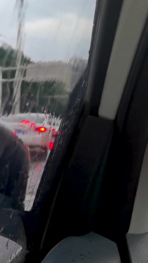下雨天后视镜视角拍摄堵塞的交通行车视角20秒视频