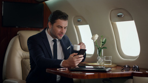 白领男性在飞机商务舱用手机工作沟通18秒视频
