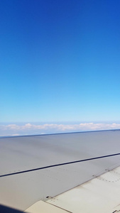 实拍客机飞行旅途中窗外风景白云蓝天视频