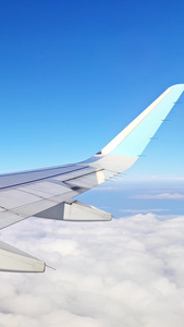 实拍客机飞行旅途中窗外风景白云蓝天视频