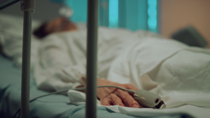 戴着氧气面罩的病人在医院休息手指特写脉搏血氧仪11秒视频