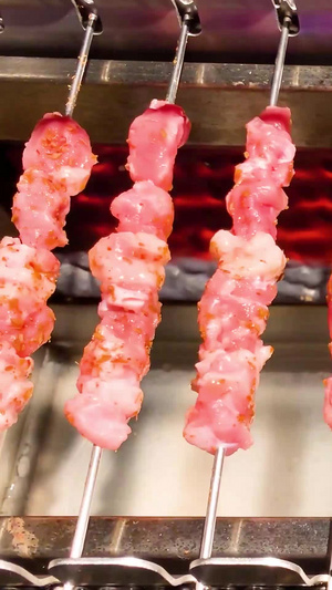 自动烧烤机烤羊肉串夜生活81秒视频