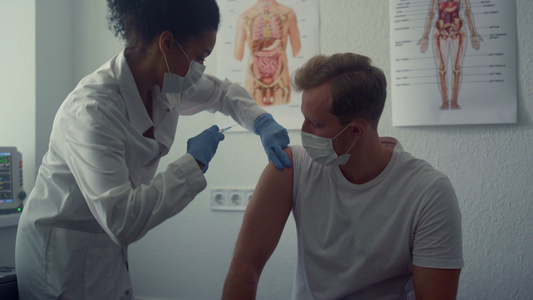 医生在人肩上注射疫苗接种视频