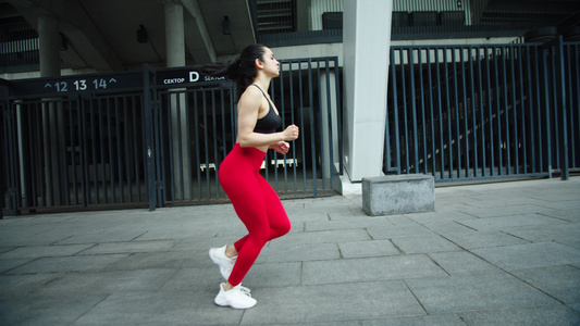 年轻女性在户外运动健身视频