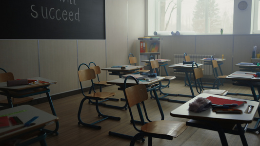 学校里有课桌椅的教室环境视频