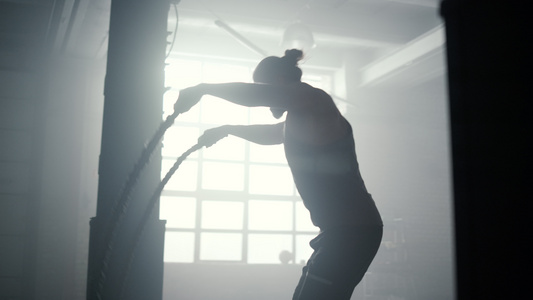 肌肉男人用战绳做健身锻炼视频