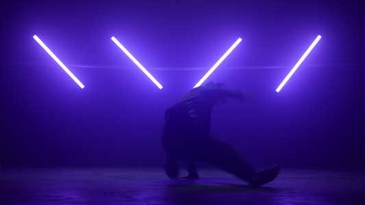 男子舞者在紫外线灯下表演嘻哈视频