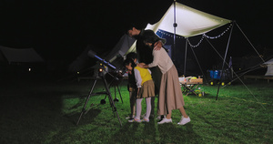 傍晚一家人在露营地用望远镜看星空8秒视频