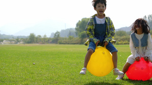 两个小孩在草地上做游戏7秒视频