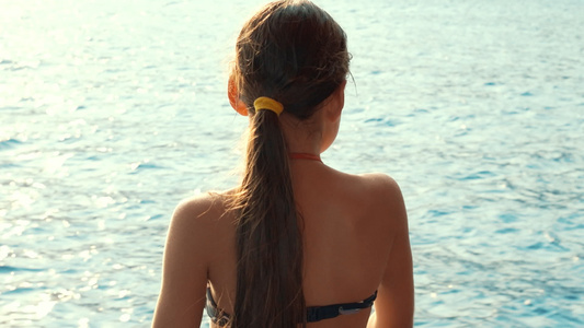 小女孩暑假海边度假视频