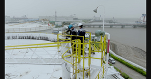 4k浙江舟山中化兴中石油转运码头工人作业22秒视频