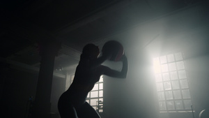 女孩在健身房用球做深蹲12秒视频