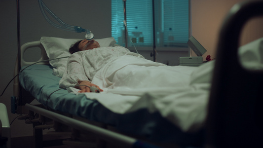 患者在医院重症监护室连接人工呼吸管视频
