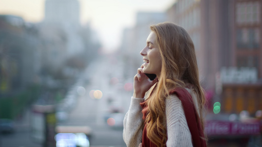 女性在户外用手机聊天视频