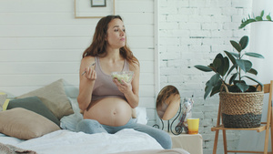 怀孕孕妈在家休息吃早餐17秒视频