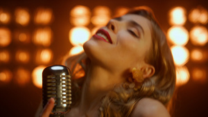 复古金发女歌手在舞台上唱歌6秒视频