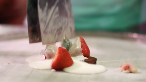 炒水果酸奶制作美食过程19秒视频