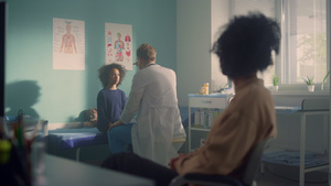 男医生在办公室诊所检查青春期前孩子的反应妈妈一旁等待17秒视频