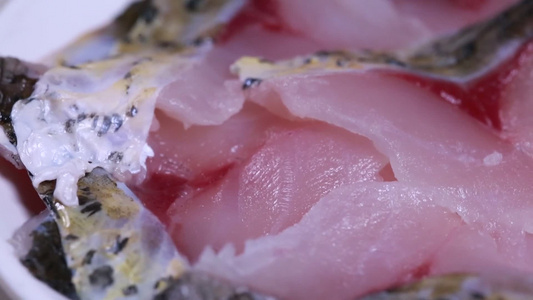 一盘鱼肉生鱼片视频