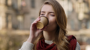 冬天户外女性喝热咖啡表情满足14秒视频