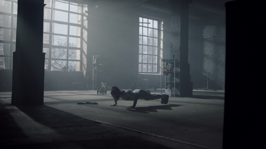 女性运动员在锻炼期间做俯卧撑视频