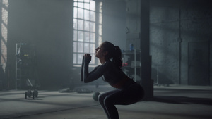 穿着运动服的女人健身房做深蹲跳跃20秒视频