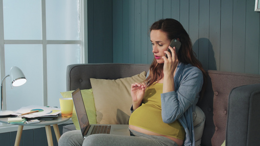 孕妇在打工作电话视频