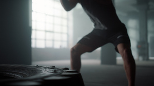 运动员用大锤敲打轮胎进行力量训练10秒视频