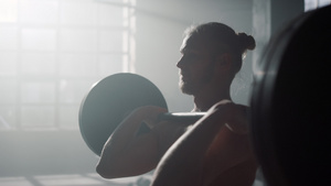 男性健美运动员用杠铃锻炼11秒视频