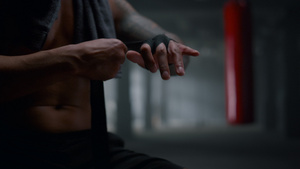 拳击手在健身房使用拳击套男子用拳击胶带包住双手12秒视频