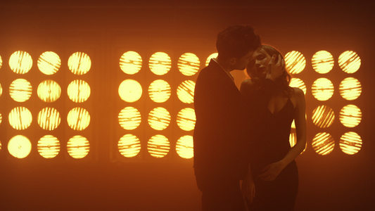 mv拍摄现场情侣浪漫在聚光灯下亲密跳舞视频