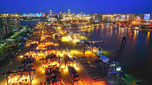 海南自贸港免税进出海口港集装箱夜景蓝调高视角航拍视频