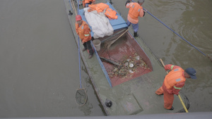 工人打捞河中垃圾26秒视频