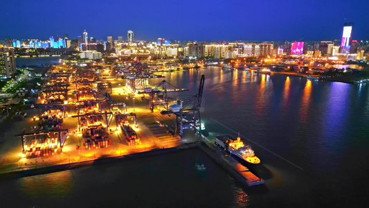 海南自贸港免税进出海口港集装箱夜景蓝调高视角航拍视频