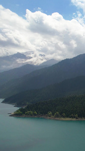 航拍5A景点天山天池与博格达峰视频高山湖泊视频