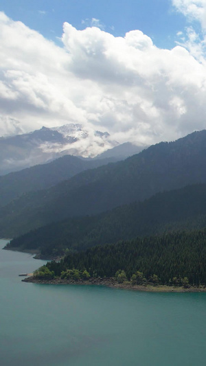 航拍5A景点天山天池与博格达峰视频高山湖泊67秒视频