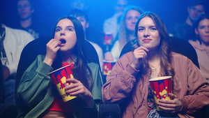 年轻女孩们在电影院观看电影开心大笑17秒视频