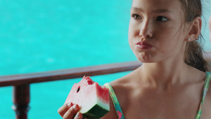 小女孩暑假海边度假吃西瓜10秒视频
