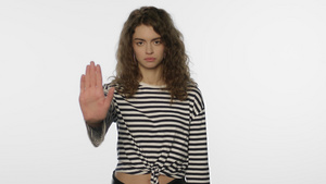 白色背景平面美女模特拒绝禁止手势8秒视频